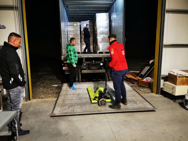 Übergabe des Hilfsmaterials. Foto: zVg