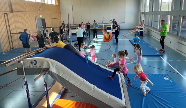 In der Oeschger Turnhalle wurde eifrig herumgetobt. Foto: zVg