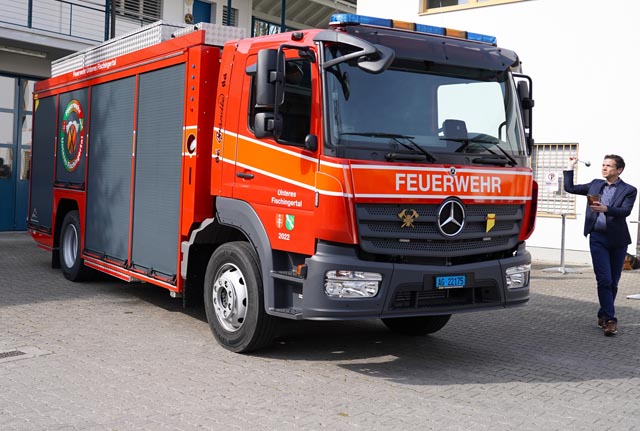 Der Gemeindeleiter des Seelsorgeverband Fischingertal Andreas Spöcker segnete das neue Fahrzeug. Foto: Nathalie Aerni