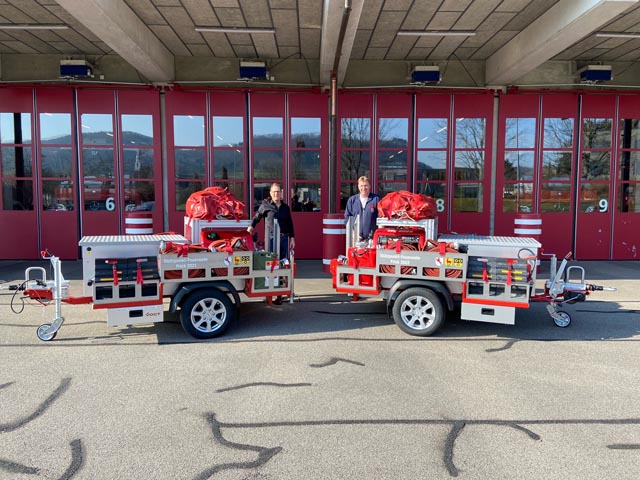 Stefan Hodel von der Firma Vogt AG und Andreas Fahrni Kommandant der Stützpunkt Feuerwehr Frick mit den Motorspritzen. Foto: zVg
