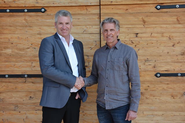 Daniel Suter (links) wurde während der GV offiziell von seinem Nachfolger Cédric Stadler Verabschiedet. Foto: zVg