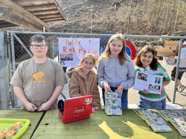 Verkaufsstart für den Kaister Rückspiegel 2021 war am Freitag und Samstag durch Fünftklässler bei der Entsorgungsstelle Boll (unser Bild) sowie beim Volg. Foto: Urs Müller