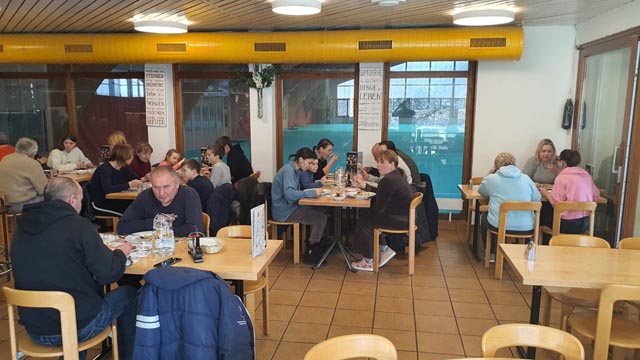 16 ukrainische Flüchtlinge kamen am Samstag im Stein an und konnten vorübergehend in der Unterkunft des Sportcenters wohnen. Foto: zVg