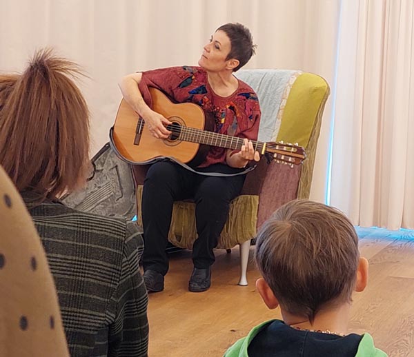 Beatrix Jocher-Studer mit Witz und Spannung. Foto: zVg