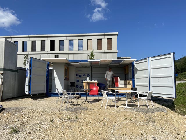 Der Ausstellungscontainer der Suffizienz-Roadshow «HappyLess» - demnächst in vier Jurapark-Gemeinden unterwegs. Foto: © Jurapark Aargau