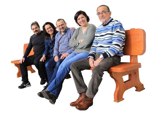 Seit dem Dorffest ist das Bänkli schon fast zu Zeiningens Wahrzeichen geworden. Das Schäsli-Redaktionsteam durfte darauf Platz nehmen (von links): Thomas Freiermuth, Wendy Wohlfender, Urs Kägi, Janine Tschopp und Peter Taufer. Foto: Martin Wohlfender