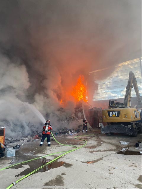 Brandausbruch im Recyclinglager erfordert Feuerwehreinsatz. Foto: Polizei BL