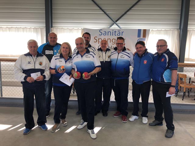 Die Siegereichen Teams mit dem Aargauer Verbandspräsidenten Thomas Adrüser. Foto: zVg