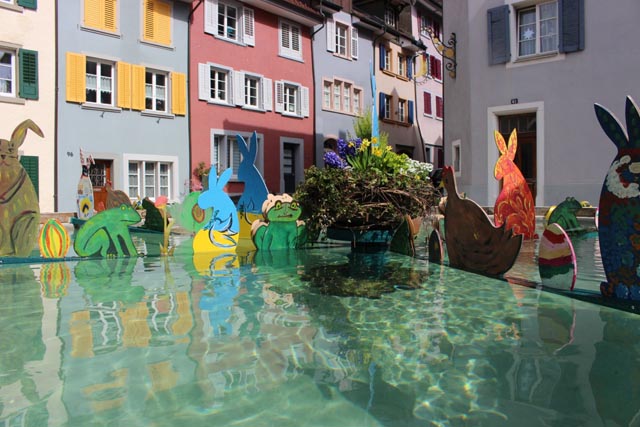 Tierfiguren umrahmen den Wasenbrunnen. Foto: Dieter Deiss