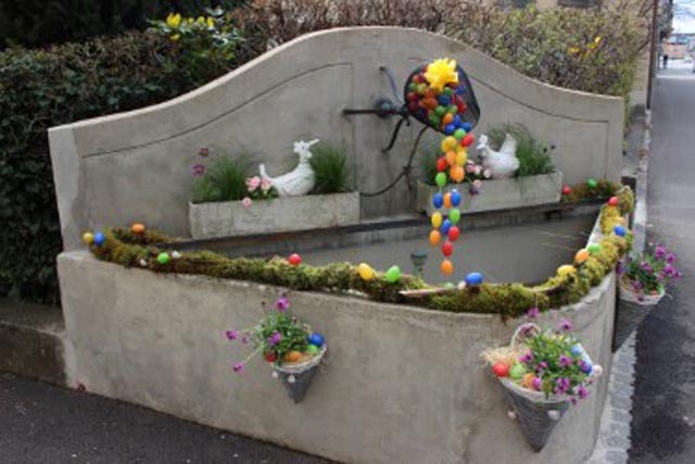 Seltsame Füllhörner beim Schützenbrunnen. Foto: Dieter Deiss