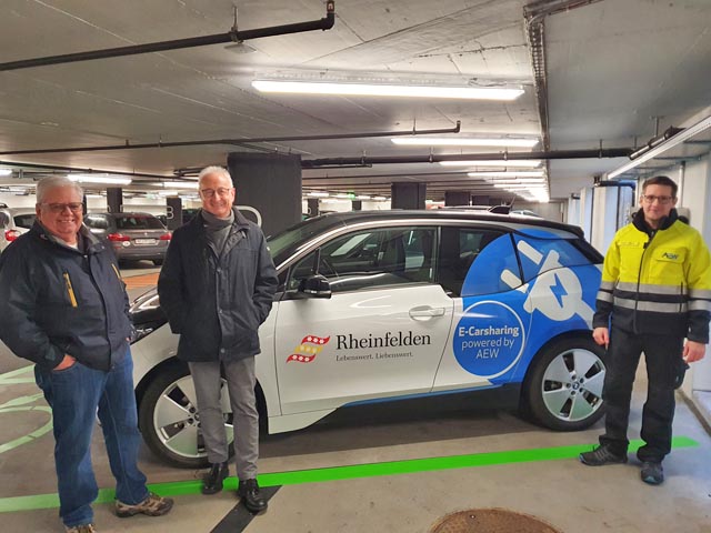 Von links: Franz Ressnig (Betriebschef Rhein-Parking AG), Walter Jucker (VR-Präsident Rhein-Parking AG) und Robin Wernli (Projektleiter AEW Energie AG) bei der offiziellen Inbetriebnahme der neuen E-Parkplätze. Foto: zVg 