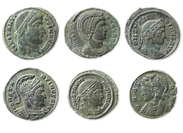 Die 1290 Münzen wurden alle in der Regierungszeit Constantins des Grossen (306–337 n. Chr.) geprägt. Sie zeigen auf der Vorderseite Porträts des Kaisers und seiner Angehörigen. Fotos: Rahel C. Ackermann, Inventar der Fundmünzen Schweiz (IFS).