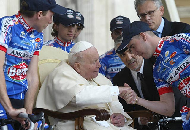 Papst Johannes Paul II. mit dem «Amore e Vita»-Team vergangener Zeiten. Foto: zVg