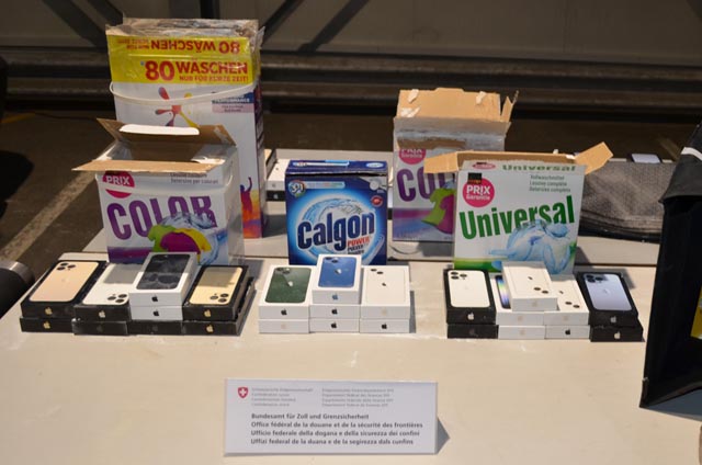 44 Smartphones verbargen sich in Waschpulverschachteln.