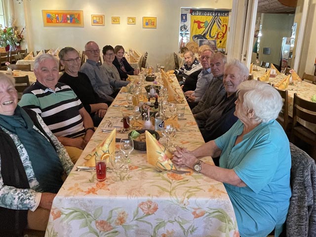 Die Werners in Begleitung in froher Runde. Foto: zVg