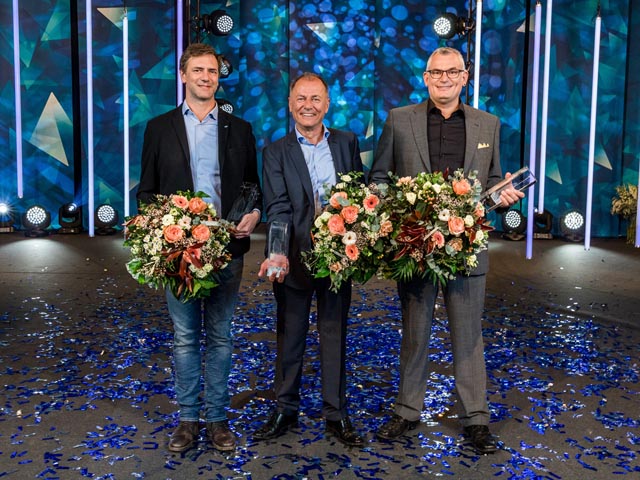 Die Sieger des Preises 2022 (von links): Patrick Suter von der Erne Holzbau (über 100 Mitarbeitende), Peter Schmidt von der SwissBeam AG (Bis zu 20 Mitarbeitende) und Lukas Bättig, Bütler Elektro (21-100 Mitarbeitende). Foto: zVg