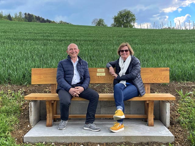 Christine und Arpad Major auf dem Endelhofbänklein. Foto: André Bisig