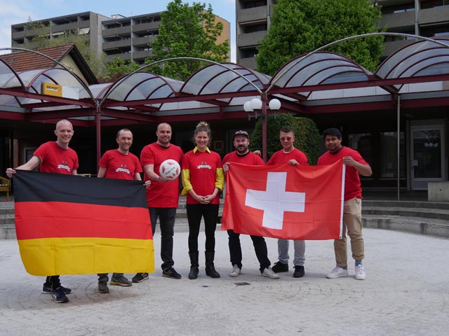 Benjamin Neale, Peter Knorre, Lino Meyer, Ils van Looveren, Florian Mumenthaler, Peter Geiselhart und Rafael Rüedishüsli (v.l.) sind überzeugt, dass Fussball auch fair geht. Foto: Jörn Kerckhoff