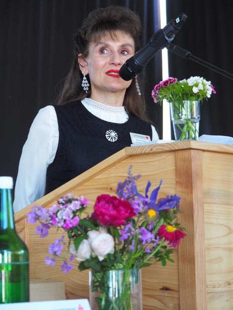 Regula Kiechle, Geschäftsführerin des SRK Kanton Aargau, erzählt Geschichten über die Jahre seit der Gründung bis in die heutige Zeit der Hilfsorganisation Foto: (zVg)