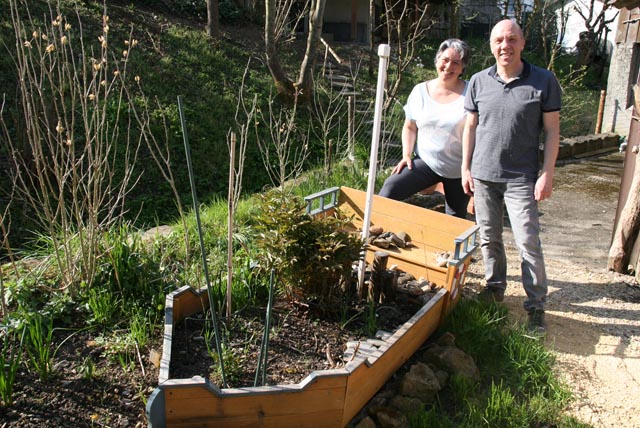 Yvonne und Daniel Rutz an einem aussergewöhnlichen Gärtlein. Foto: Peter Schütz