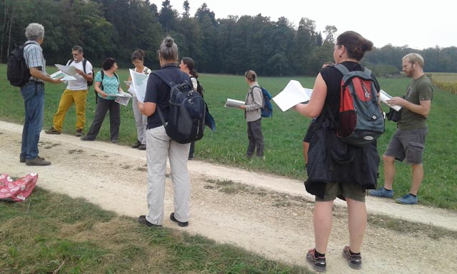 Auf dem Bözberg beschäftigen sich die Teilnehmenden mit dem Thema «Landschaft». Bild: zVg Hans-Ruedi Kunz