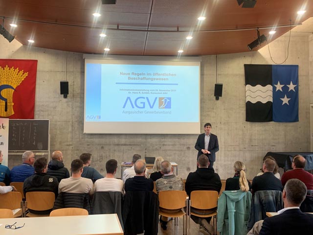 Dr. Max Schibli, Rechtskonsulent des Aarg. Gewerbeverbandes bringt den Anwesenden das neue Dekret über das öffentliche Beschaffungswesen (DöB) näher. Foto: zVg