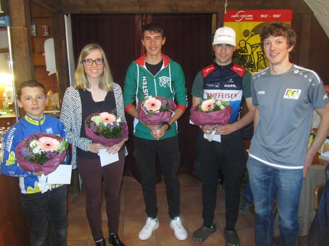Sportlerehrungen (von links): Levin Hüsler, Sandra Weiss, Lars Emmenegger, Tim Brutschi, Jonas Weiss. Foto: zVg