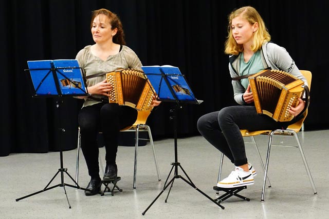 Lena Albert (rechts) spielte mit ihrer Musiklehrerin Doris Erdin das Lied "Zum Zmorge". Foto: zVg
