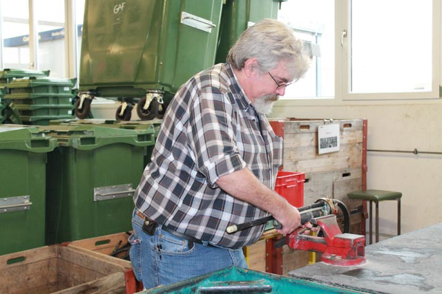 Marco Thommen hantiert am Schraubstock. Foto: Sonja Fasler