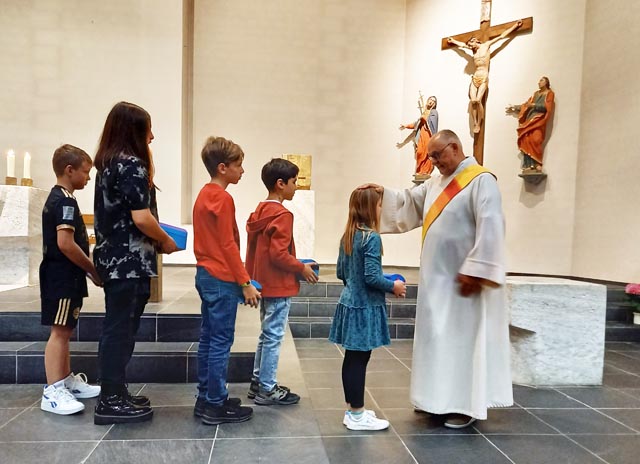 Diakon Andreas Wieland schenkte den Kindern den Gottessegen. Foto: Daniela Grether