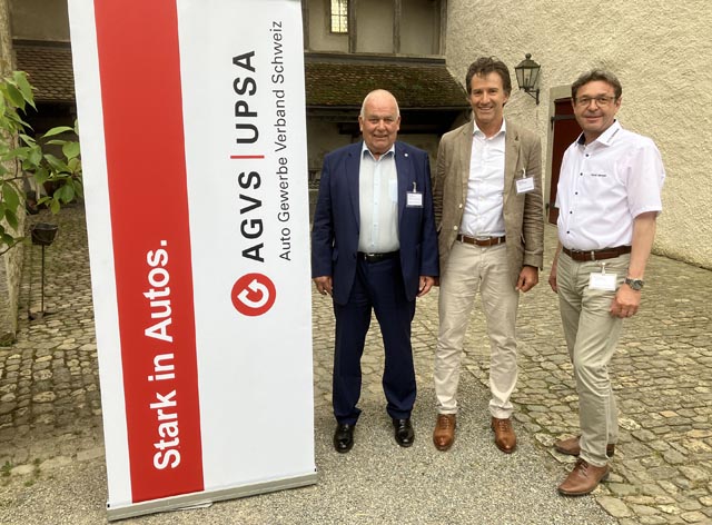 Bild (v.l.): Martin Sollberger (Präsident), Jörg Geissmann (neues Ehrenmitglied) und Patrick Germann (geehrt für 75 Jahre AGVS-Mitgliedschaft von Auto Germann AG). Foto: crc