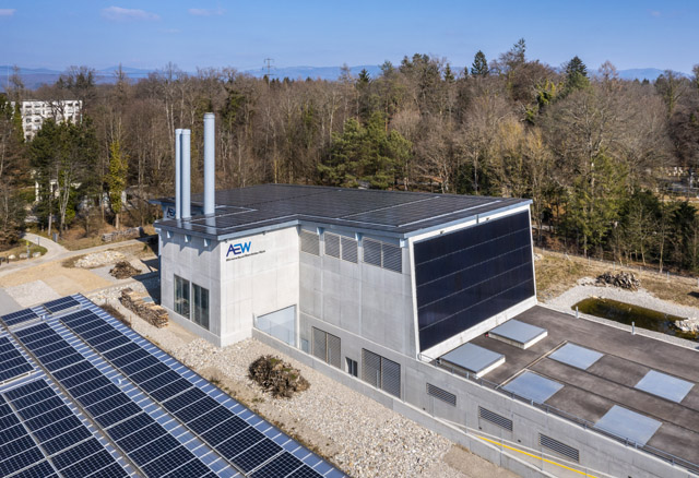 Heizzentrale des AEW-Wärmeverbunds Rheinfelden Rüchi mit PV-Anlage. Foto: Dominik Golob 