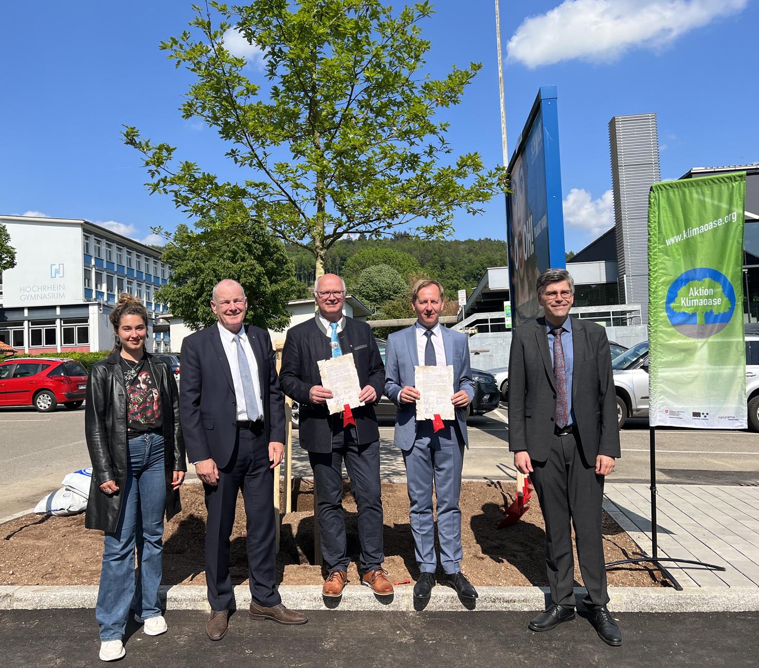 (v.l.) Klima-Aktivistin Norma De Min, Aargauer Regierungsrat Stephan Attiger, Koblenzer Gemeindeammann Andreas Wanzenried, Oberbürgermeister Philipp Frank, Landrat Kreis Waldshut Martin Kistler vor neuer Waldshuter Klima-Oase Foto: zVg