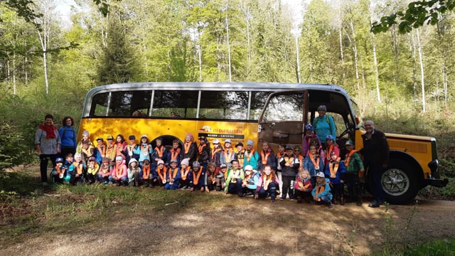 42 Herznacher Kindergartenkinder besuchten ihre Lebensbäume. Foto: zVg