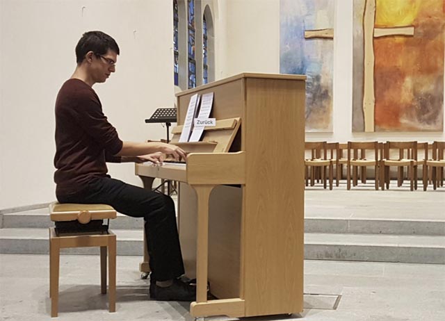 Rani Orenstein, israelischer Musiker bei einem Auftritt in der reformierten Kirche in Rheinfelden Foto: zVg