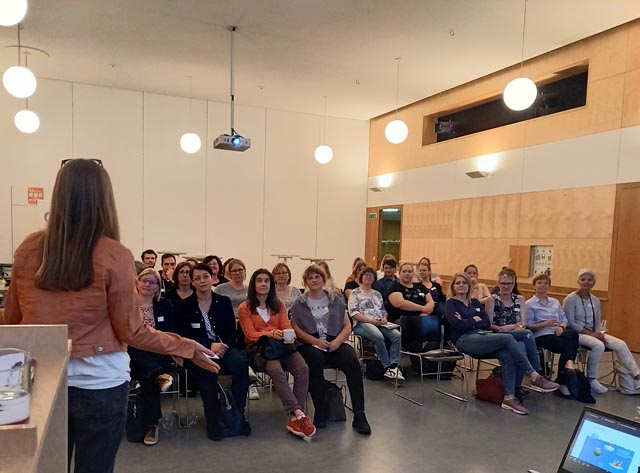 Die Versammlung beim Referat von Maren Tromm. Foto: zVg