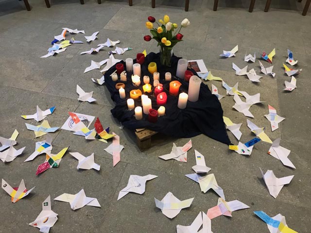 Tauben und Kerzen für den Frieden im Chor der ref. Kirche Rheinfelden Foto: zVg