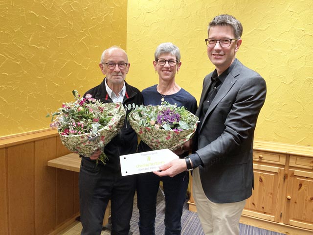Präsident Roger Erdin (rechts) ehrte den scheidenden Thomas Senn und hiess das neue Vorstandsmitglied Vreni Kleeb willkommen. Foto: zVg