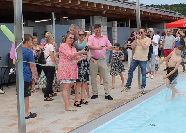 Frau Vizeammann Carole Binder-Meury (mitte), Gregor Büeler von der Kannewischer Group, Cham (rechts), und Badeaufsicht-Leiterin Barbara Holer schneiden das Band zur offiziellen Badi-Eröffnung durch. Foto: Sonja Fasler