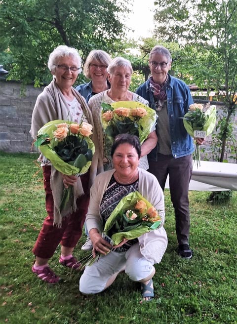 Die TSF-Jubilarinnen: Die Jubilarinnen (hinten von links): Monica Marbot (15 Jahre), Irene Maushard (5 Jahre), Irène Fasel (15 Jahre), Elisabeth Studer (5 Jahre). Vorne kniend: Eleonore Hasler (10 Jahre). Jubilar Xhevdet Gega (5 Jahre) war am Abend abwesend. Foto: zVg