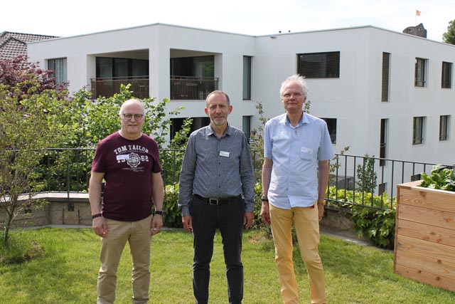 Zbigniew Gruchola, Leiter Wohnen-Ateliers und Mitglied der Geschäftsleitung (Mitte) mit Manfred Steffen, Leiter Wohngruppen Seerose und Zum Weiher (links) und Bernd Müller, Leiter Wohngruppen Schlossberg und Rhyblick, vor dem gelungenen Neubau. Foto: Sonja Fasler