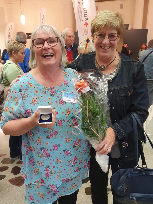 Die Jubilarin Priska Hasler (links) mit Präsidentin Herta Bernert. Foto: zVg