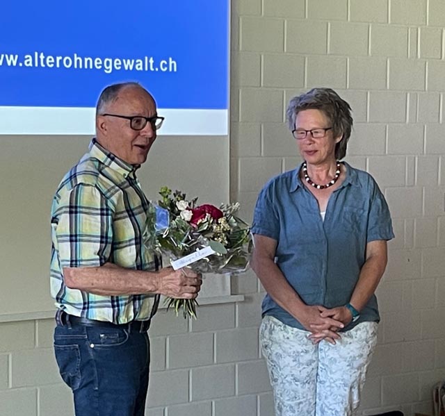 Als Dank für ihren Vortrag erhielt Denise Peter von SfS-Präsident Rudolf Hasler-Soder einen Blumenstrauss. Foto: zVg