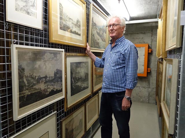 Fast ein Museum im Museum. Hannes Burger im Aussenlager in Rheinsulz.  Foto: Peter Schütz