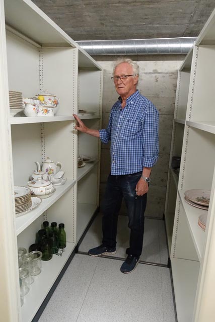 Hannes Burger mit einem Teil der Keramiksammlung in Rheinsulz. Foto: Peter Schütz