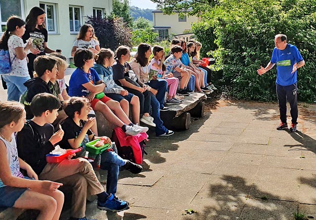 Die Schülerinnen und Schüler freuten sich über die verlängerte Pause mit Luigi Ponte. Foto: zVg