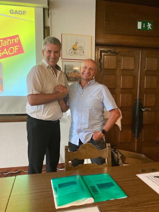 Präsident Daniel Suter verabschiedet Martin Stalder aus dem Vorstand. Foto: zVg