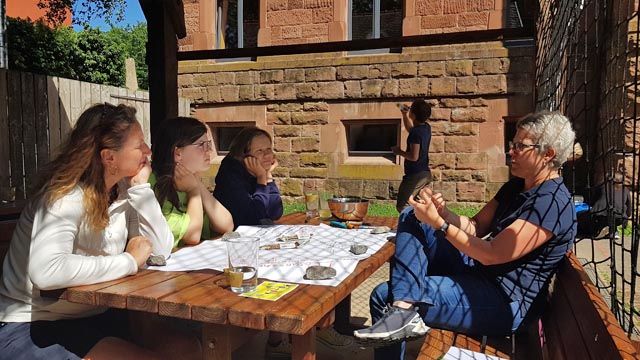 ugendliche im Dialog mit Gemeindepräsidentin Françoise Moser (rechts) und Gemeinderätin Andrea Porriciello (links). Foto: HRK