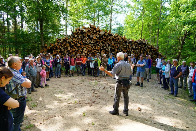 Info-Halt im Lammetholz auf der «Wasser-Exkursion», die auf sehr grosses Interesse stiess. Foto: Hans Böller