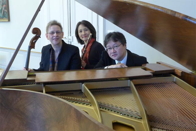 Damaris Baltensweiler, Kyoko Kato und Yoshito Kato (von links) spielen das Konzert zur Finissage der Ausstellung «Alles fliesst». Foto: zVg